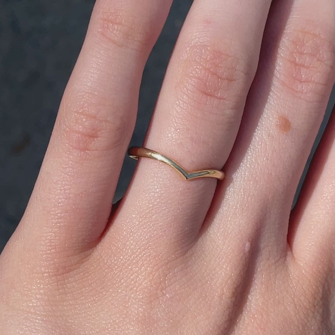 Vida ~ Curve Wedding Band